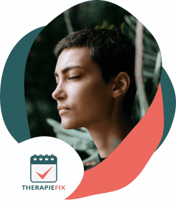 Eine Frau die ihre Augen geschlossen hat und entspannend aussieht. Dahinter sieht man zwei Flächen die eine hat einen orangenton und die andere einen Grünton, in der linken unteren Ecke befindet sich eine weiße Fläche in der sich das Therapiefixlogo ( Kalender mit Häkchen drin und darunter das Wort Therapiefix) befindet.